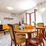 3 Bedroom Cozy In Appartamento Brodarica (Sibenik-Knin)
