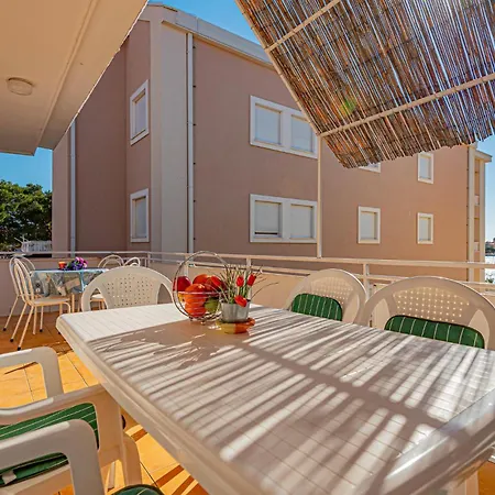 Apartmán 3 Bedroom Cozy In Brodarica (Sibenik-Knin)