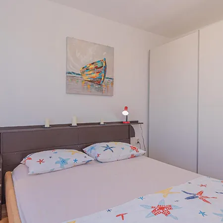 Appartement Nice Apartment In Brodarica With House Sea View *