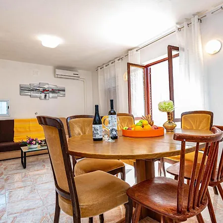 3 Bedroom Cozy In Apartmán Brodarica (Sibenik-Knin)