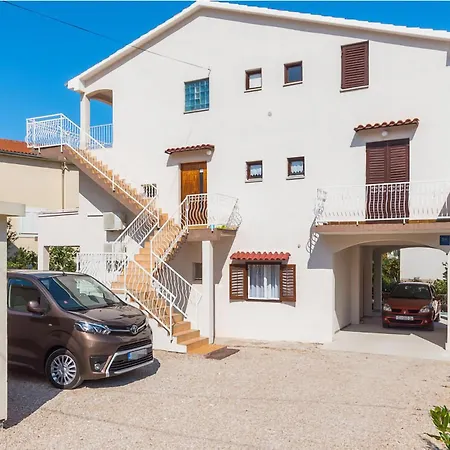 Apartman 3 Bedroom Cozy In Brodarica (Sibenik-Knin)