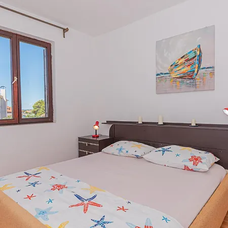 Apartment Nice Apartment In Brodarica With House Sea View