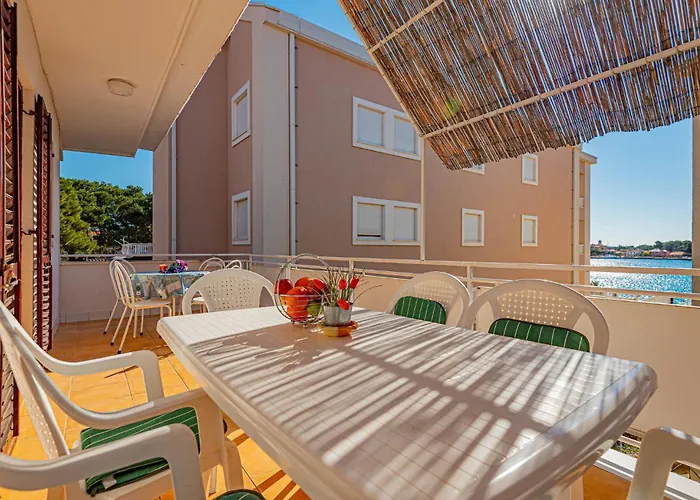 Apartman 3 Bedroom Cozy In Brodarica (Sibenik-Knin)