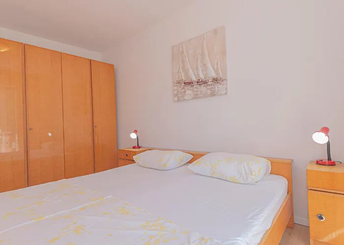 3 Bedroom Cozy In Apartman Brodarica (Sibenik-Knin)