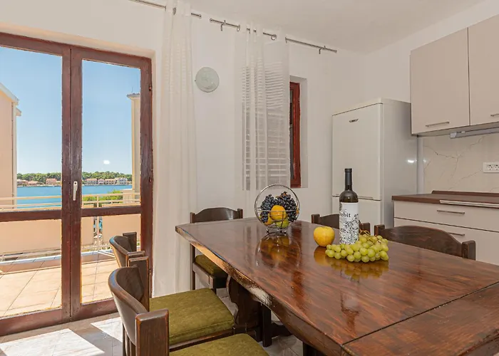 Apartman 3 Bedroom Cozy In Brodarica (Sibenik-Knin)