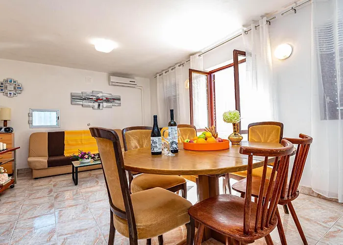 3 Bedroom Cozy In Apartman Brodarica (Sibenik-Knin)