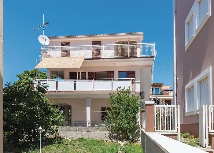 Apartman 3 Bedroom Cozy In Brodarica (Sibenik-Knin)